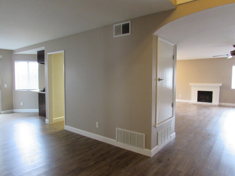 Building Photo - 15916 Rosehaven Ln
