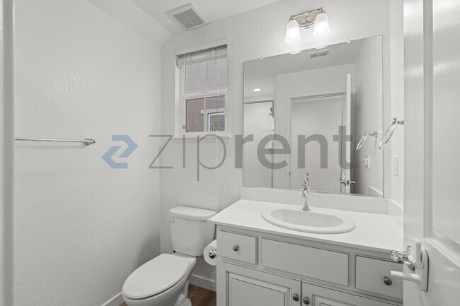 Building Photo - 136 Willowrun Wy