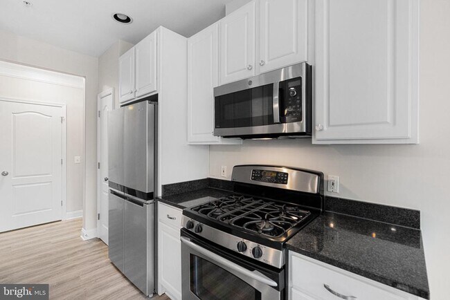 Building Photo - 701 Fallsgrove Dr