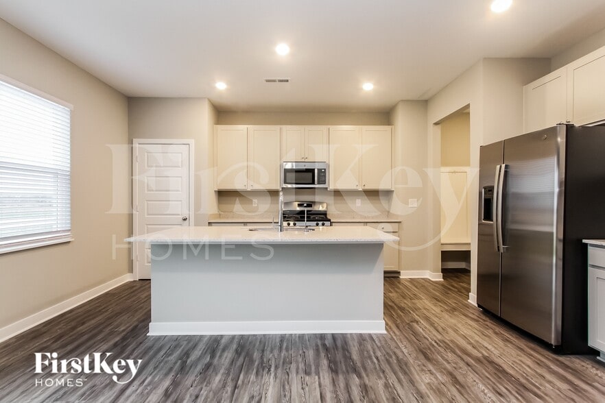 Building Photo - 2416 S Carlota Dr