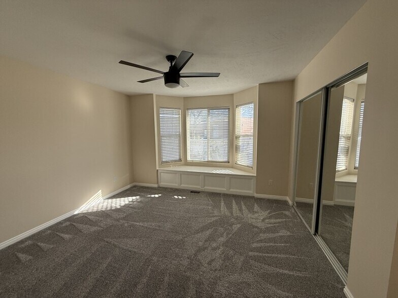 Building Photo - 679 E Villager Ln