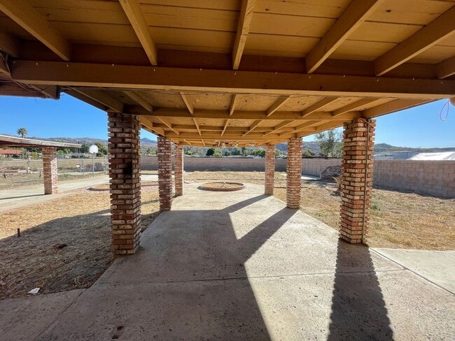 Building Photo - Four Bedroom Two Bathroom Home in Hemet!