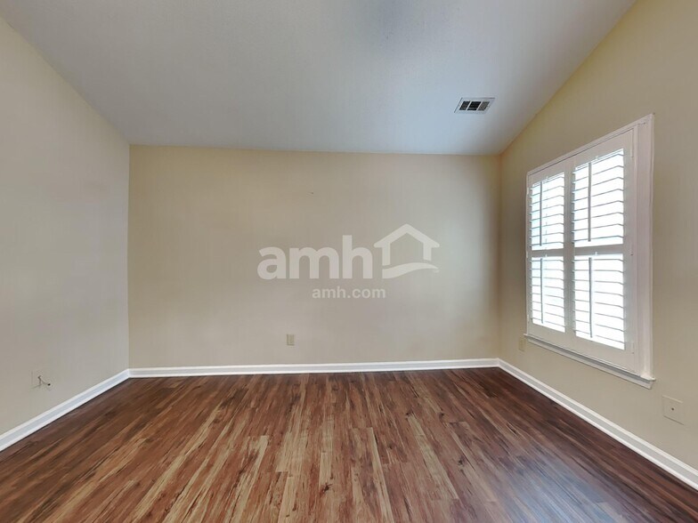 Building Photo - 3109 Southampton Dr