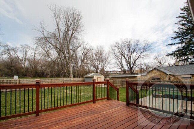 Building Photo - Huge 4-bedroom, 4-bath home