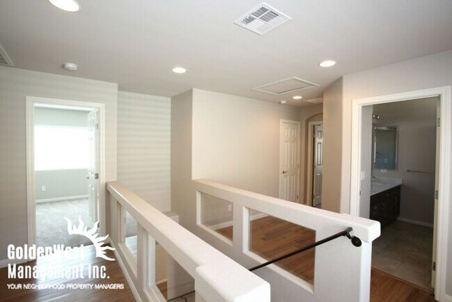Building Photo - Gorgeous 4Bdm 2.5Ba Home in Southwest Las ...