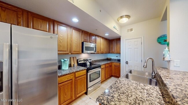 Building Photo - 2228 Beach Dr