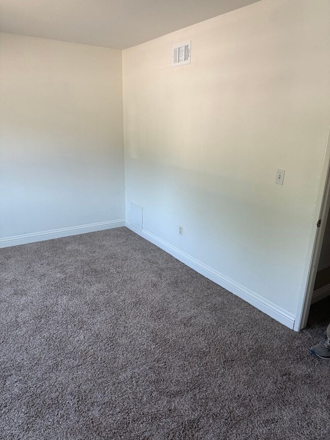 Building Photo - 2 Bedroom 1.5 Bath Beautiful Townhome in E...