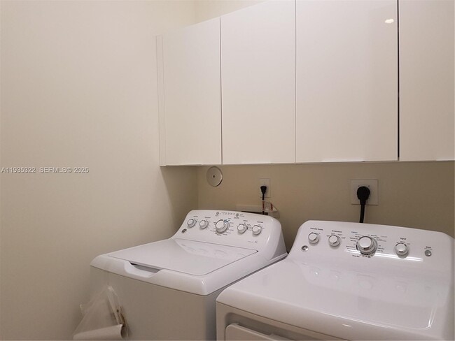 Building Photo - 10245 NW 63rd Terrace