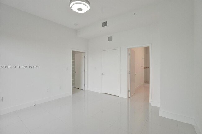 Building Photo - 516 SE 1st Cir