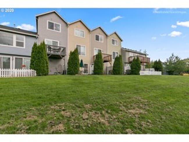 Building Photo - 2 Bedroom Townhome in Gated Fairview Terrace!