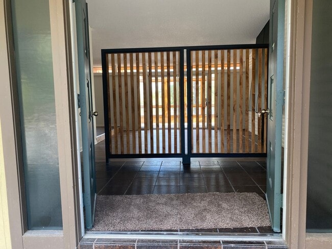 Building Photo - Sacramento Riverfront Home with Pool