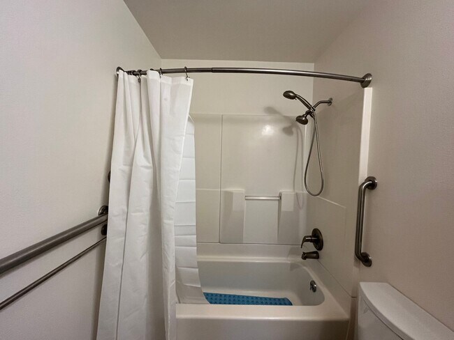 Building Photo - Updated 1st floor 1 X 1 Beaverton Condo! Close to Downtown Beaverton! Spacious & Open, Close to N...