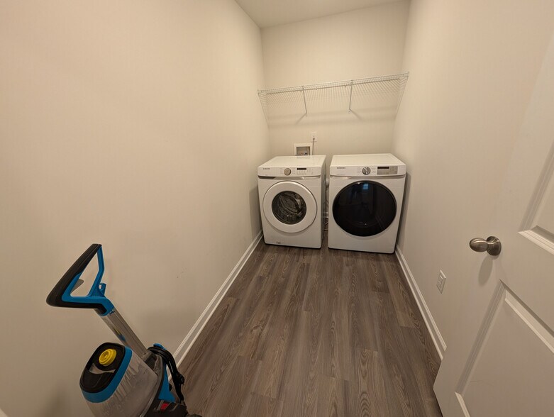 Building Photo - Room in House on Eastcott Ave
