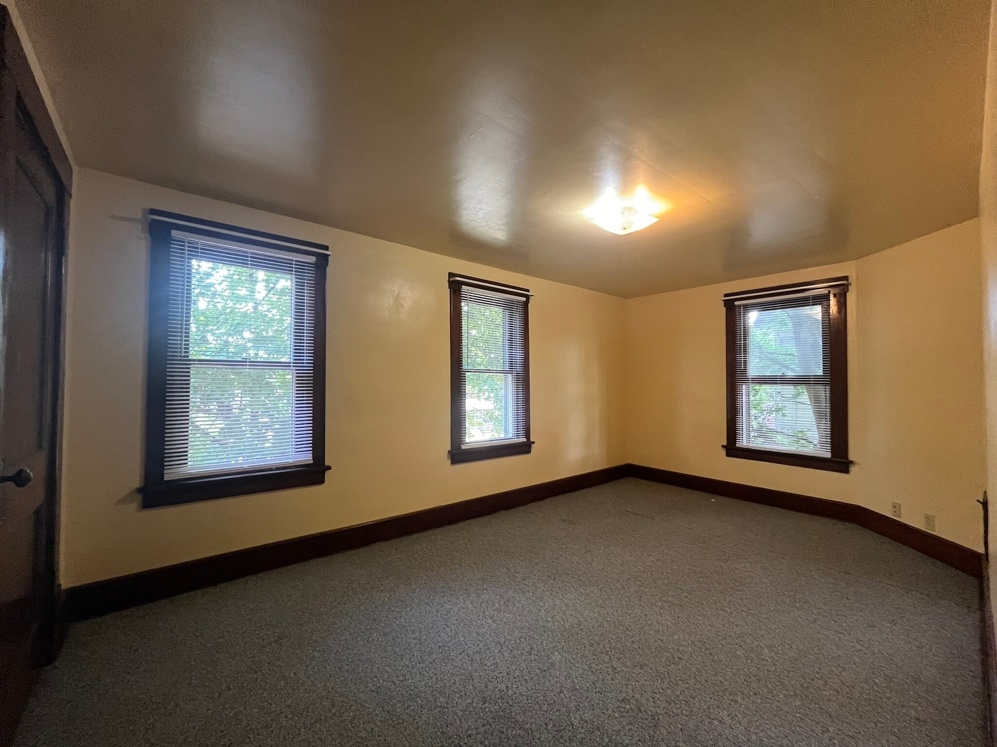 Building Photo - 1427 S Linden Ave
