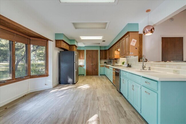 Building Photo - 904 Willow Creek Cir