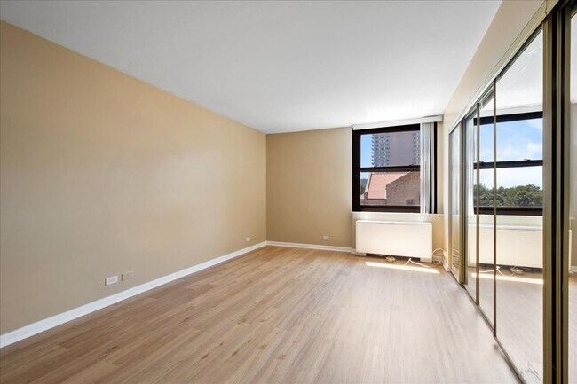 Building Photo - 5701 N Sheridan Rd