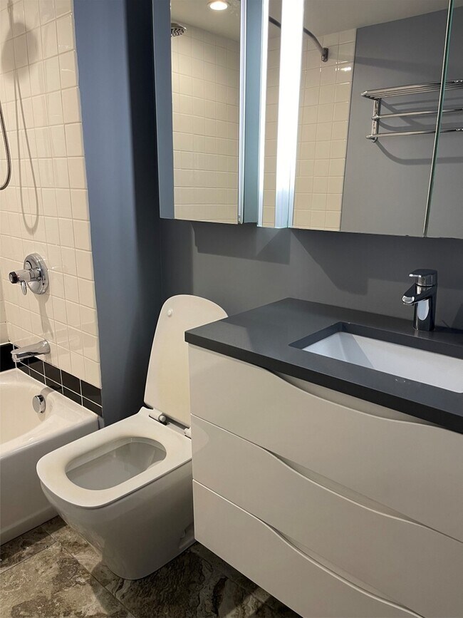 Building Photo - 411 W Ontario St