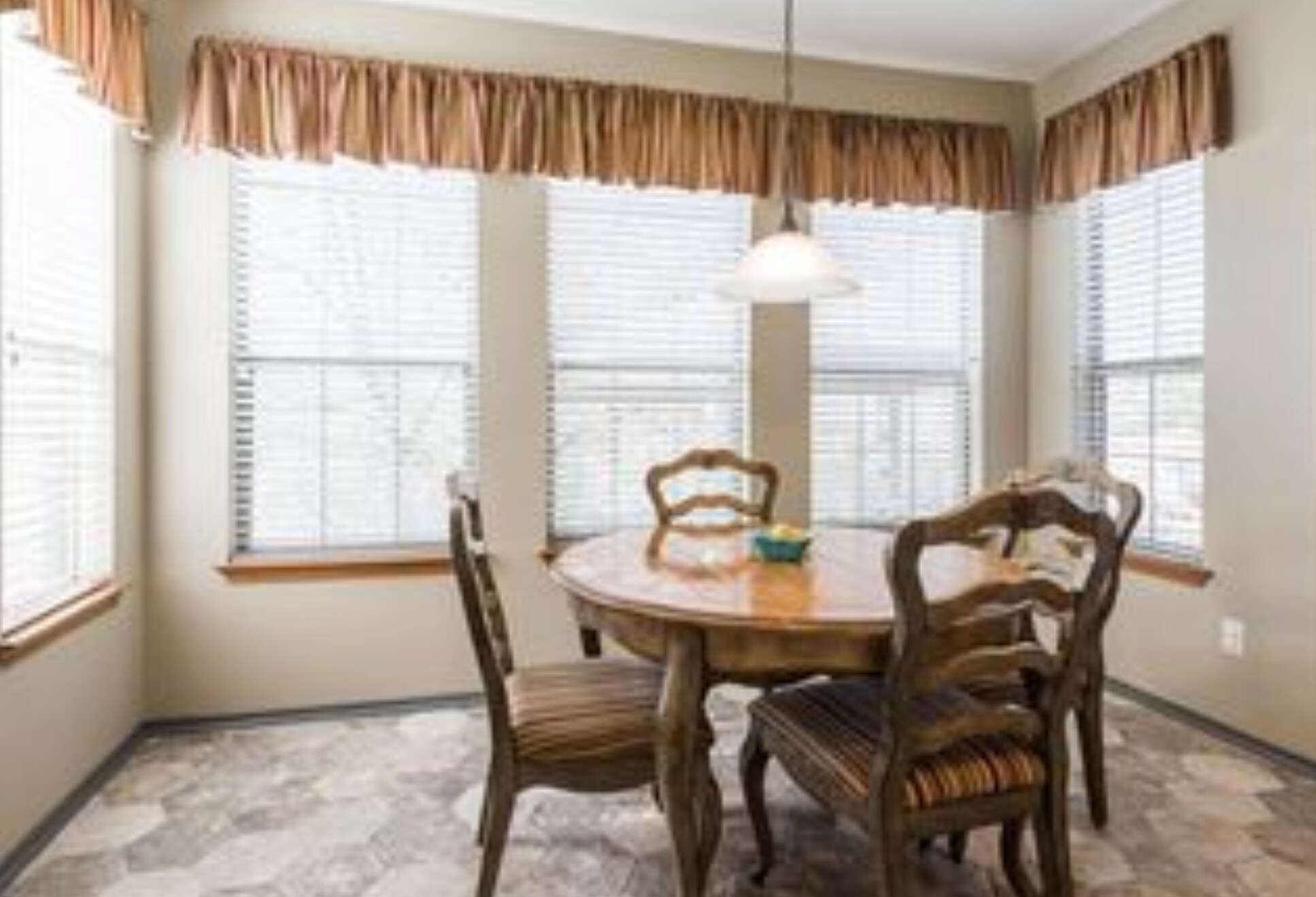 Building Photo - 4405 Woodstock Dr