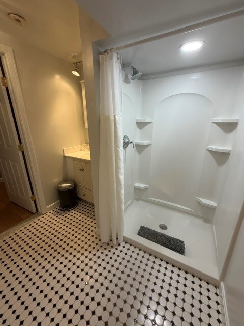Large walk in shower - 87 Washington Ave