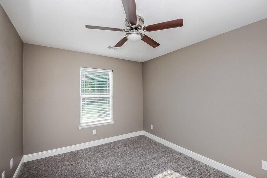 Building Photo - 811 N Ridge Dr
