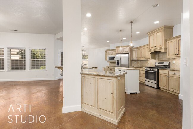 Building Photo - 4 Bedroom. 2/5 Bathroom Home in Meadow Val...
