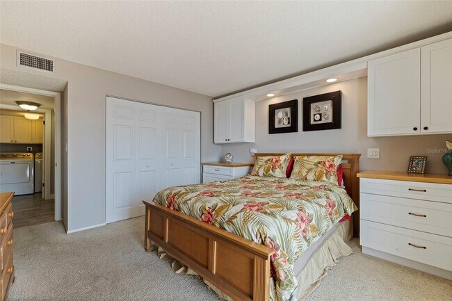 Building Photo - 7430 Sunshine Skyway Ln S