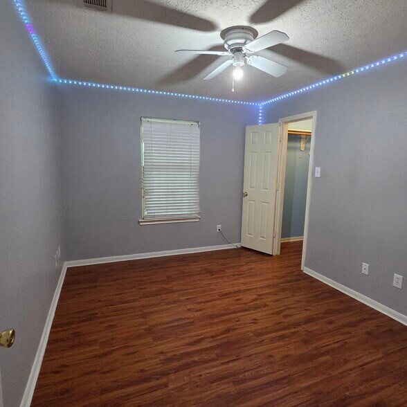 Building Photo - 9907 Golden Glen Dr