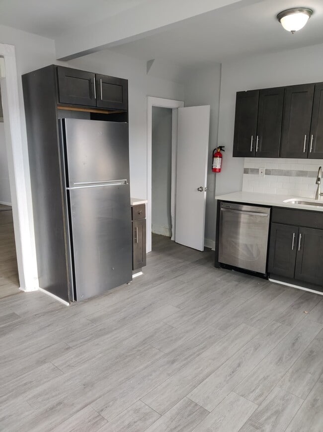 Building Photo - 532 E Mayland St