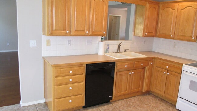 Building Photo - 1902 SW Spruce Rd