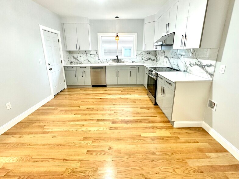 Building Photo - 190 Hillside St