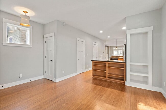 Building Photo - Beautiful 3-bdrm/2.5-bath contemporary craft home w/ lots of character. A/C, fireplace, fenced ba...