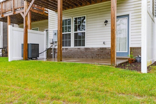 Building Photo - Gorgeous and Modern Home Available