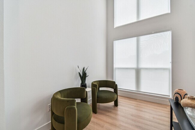 Building Photo - A charming coastal townhouse, just minutes from downtown St. Pete!