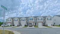 Building Photo - Spacious Townhome!