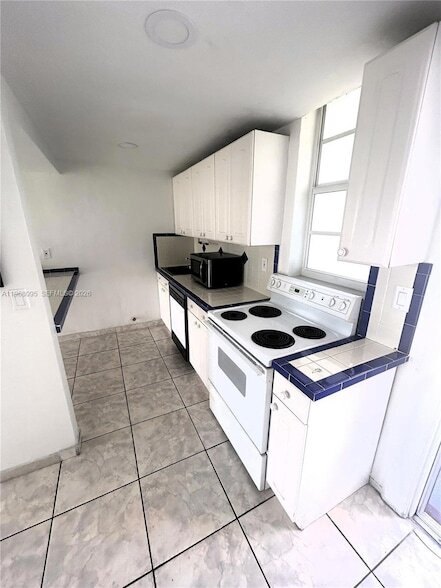 Building Photo - 2851 Leonard Dr