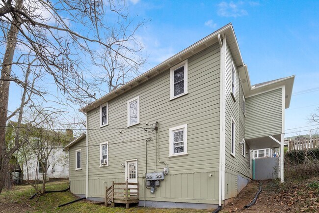 Building Photo - Updated Asheville Apartment