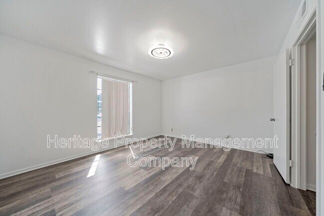 Building Photo - 8401 N New Braunfels Ave