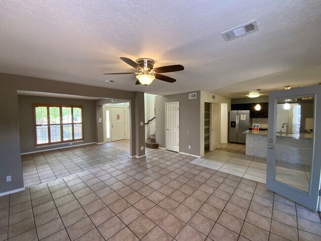 Building Photo - 3 Bedroom Home Available Near Golf Course ...