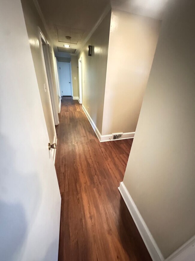 Building Photo - 3bd/2ba House on a Corner Lot very close t...