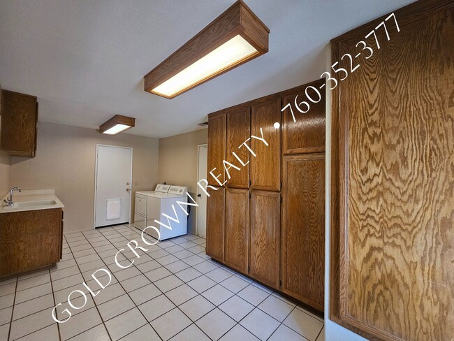 Building Photo - 2402 Lenrey Ave