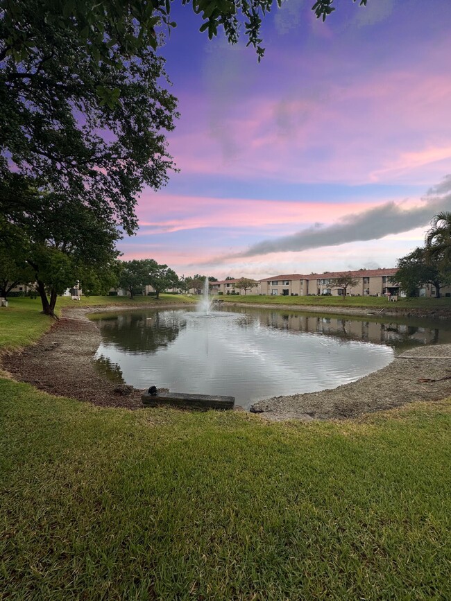 Building Photo - 10008 Twin Lakes Dr