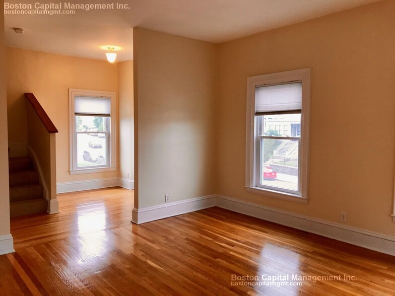 Building Photo - 674 Main St