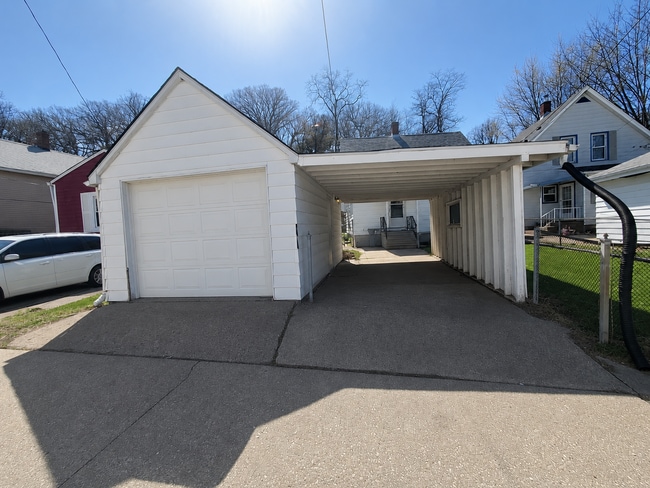 Building Photo - Comfy East Moline Home With Garage and Basement Space