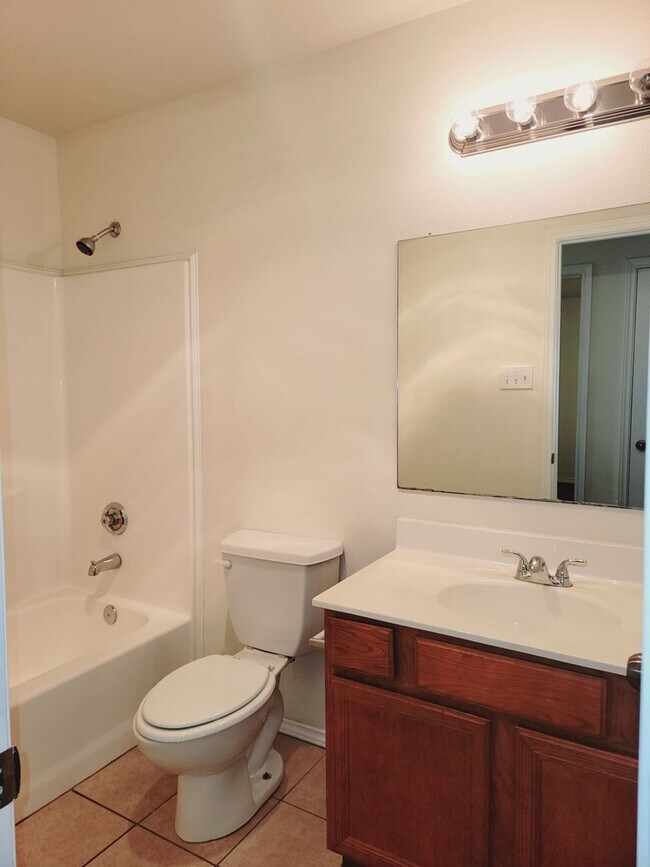 Building Photo - Spacious 3/2/2 in Frenship