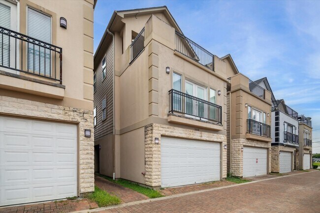 Building Photo - 3041 Clinton Dr