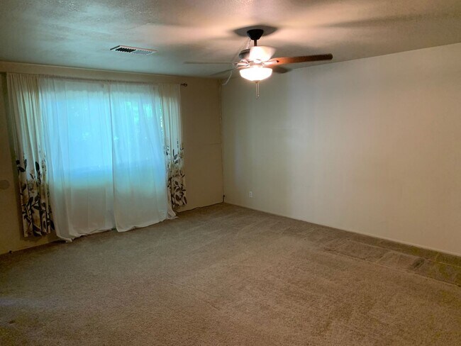 Building Photo - 3 Bedroom Home Near Slide Hill Park-$500 O...