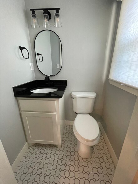 1/2 Bath - 1012 Elmwood St