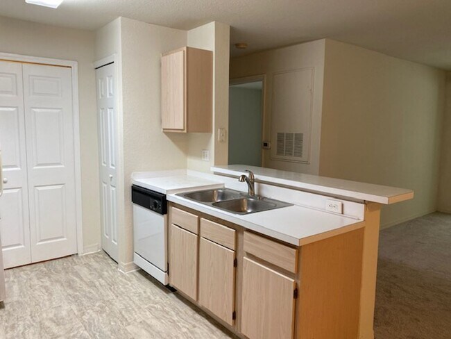 Building Photo - Spacious 1st Floor 2 Bed, 2 Bath Condo with New Carpet | Gated Community Near Universal Studios!