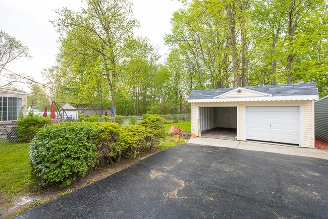 Building Photo - 3 Bed/1.5 Bath Single Family Home!