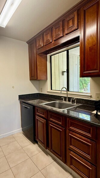 Building Photo - 3033 Kaiser Dr